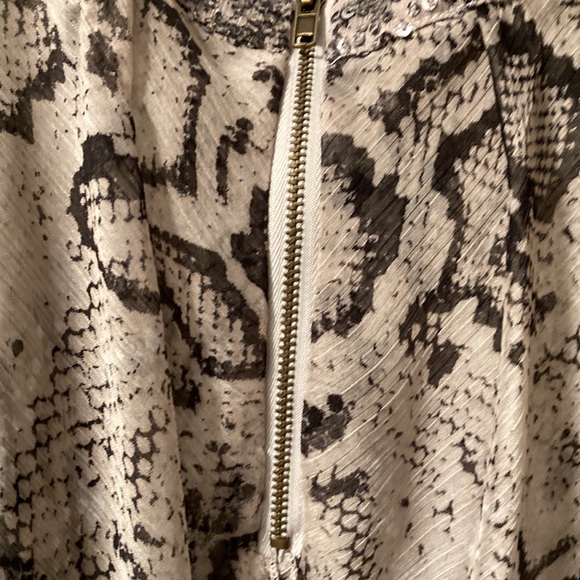 Hot in Hollywood off the shoulder blouse - Picture 9 of 11